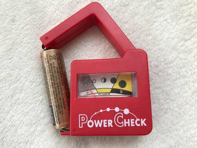 プラスとマイナスを確かめて乾電池を挟むだけ