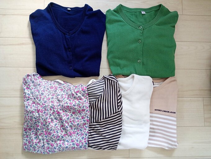 カーディガンはブルーが無印良品、グリーンはユニクロ。インナーはブランドをそろえず購入