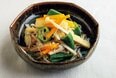 笠原将弘さん流、10分で完成する和の副菜「オクラと油揚げの煮びたし」レシピ。だしの香りが食欲をそそる