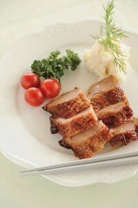 フォークとナイフのセットは置かない。家庭のお箸でできるだけ対応