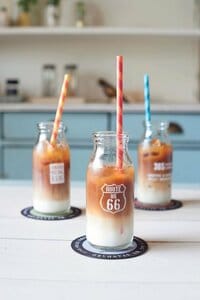 牛乳ビンにカフェオレを入れればおもてなしにもぴったり
