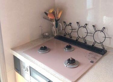 コンロ周りの掃除が面倒なら、ものを置かない、ぶら下げない