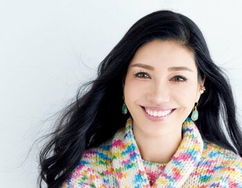 アンミカさん流・口角が上がる「笑顔トレーニング」。表情明るく自信がつく