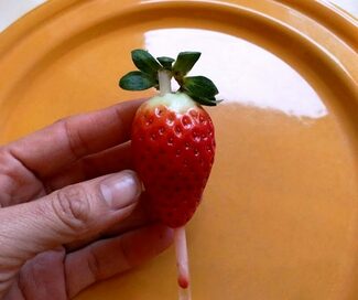 イチゴのヘタは〇〇を刺すときれいに取れる！イギリス人主婦のびっくりワザ