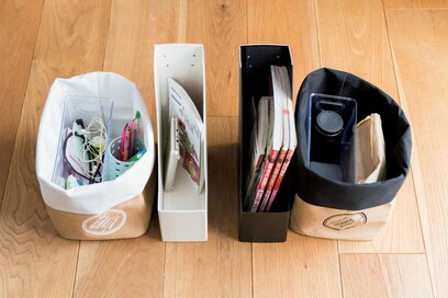 リビングに集まる私物は色別ボックスでおしゃれに整理！