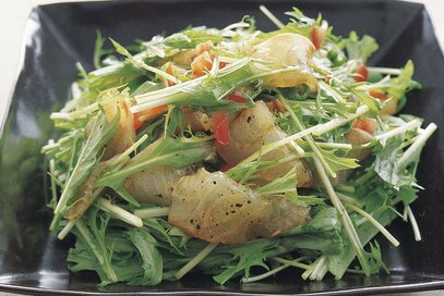 冬こそ食べたいシャキシャキ食感の「水菜と刺身のサラダ」。和風ドレッシングが美味！　