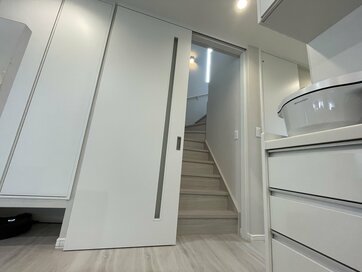 階段室にドアをつけて、室温・音・においの問題を解消：家づくりの工夫