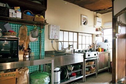 志麻さんの自宅キッチン。生活感がありつつ掃除や収納をしやすい工夫とは