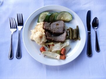 とろけるお肉が絶品。名作青春映画の煮込みレシピをおうちで再現