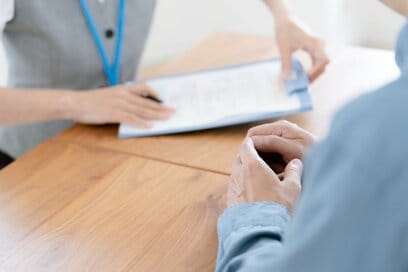 50代で直面した「親の介護と葬式」。かかった費用とやってよかったこと