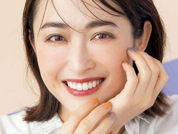 大人女性に似合うコスパ絶大ネイル。ムラなくきれいに塗るコツも