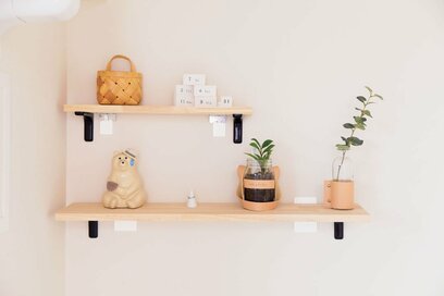 壁をおしゃれなディスプレーに！フォトパネルやエアプランツのアイデア