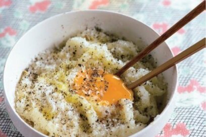 5分でつくれる「TKU」（卵かけうどん）。忙しい日も大満足な、冷凍うどんの簡単レシピ2つ