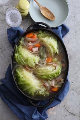 春キャベツとベーコンのポトフのレシピ。鍋ごと出して食卓映え