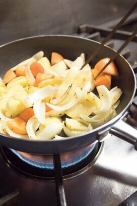 料理人級のフライパン使いで【魚の煮つけ】【肉じゃが】をおいしくつくるコツ