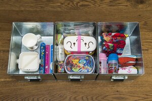 お弁当箱はブリキのボックスに入れる
