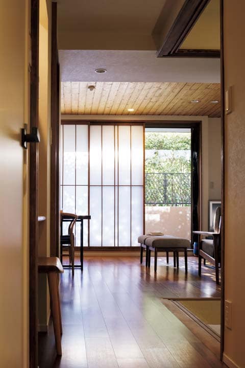 デザイン障子を開けると植栽の緑が目に入る、1階の物件のリビングダイニング