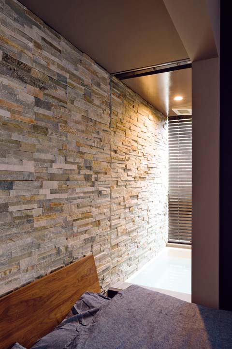 ライムストーンを貼った寝室の壁