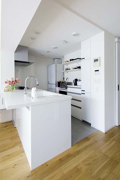 モルタル風フロアタイルを敷いたキッチン