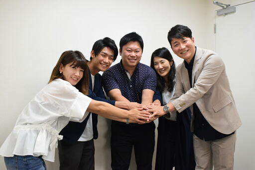 5人で手を合わせ記念撮影