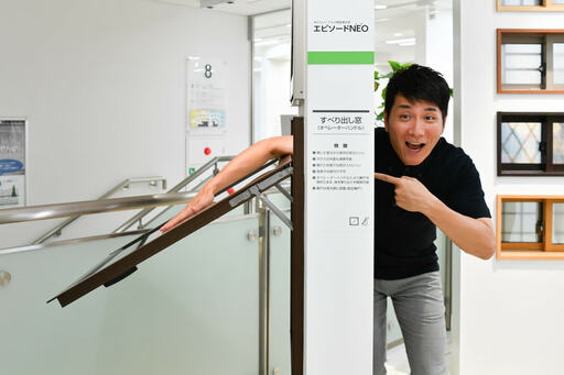 手を入れてすべり出し窓の掃除をする男性