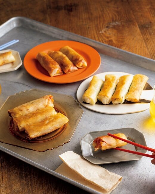 お皿に盛りつけられた3種のササミチーズ春巻き