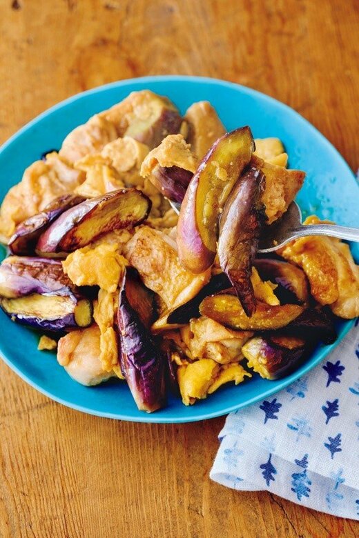 皿に盛られたナスと鶏肉の卵炒め