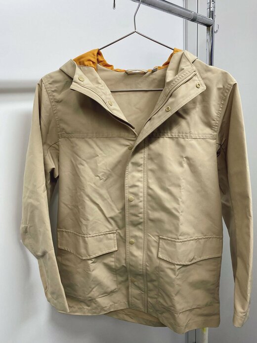 ハンガーにかけられているマウンテンパーカ