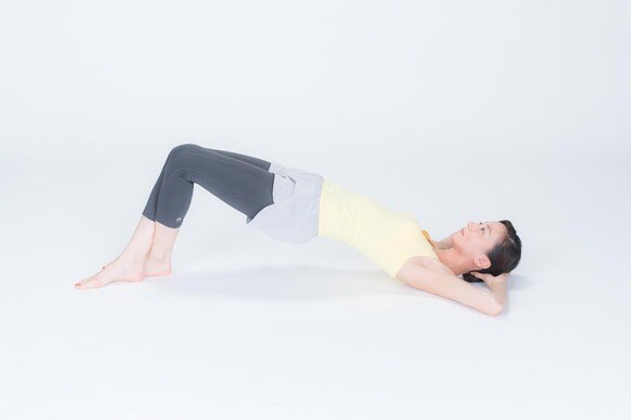 ひざが離れないようにお尻を上げる