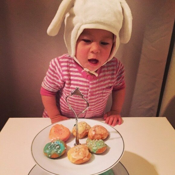 子どもにウサギの被り物をかぶせて、シュークリームを卵に見立てた年もありました。