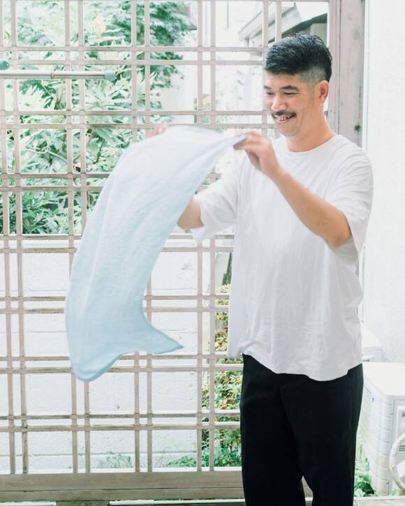 タオルを振りさばく男性