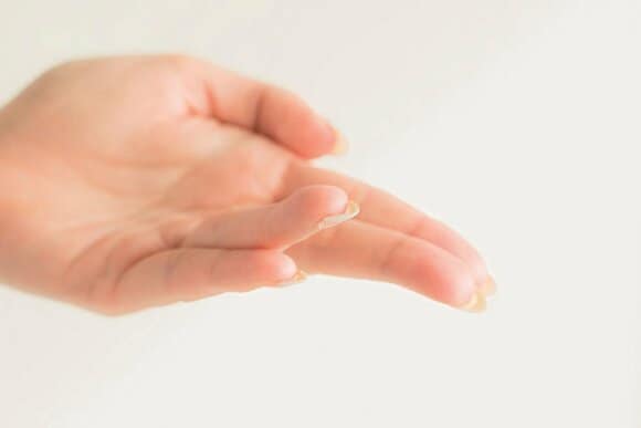 使うのは必ず 「薬指の腹」