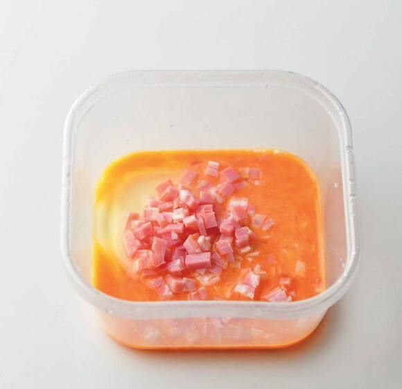 タッパーにベーコン生卵