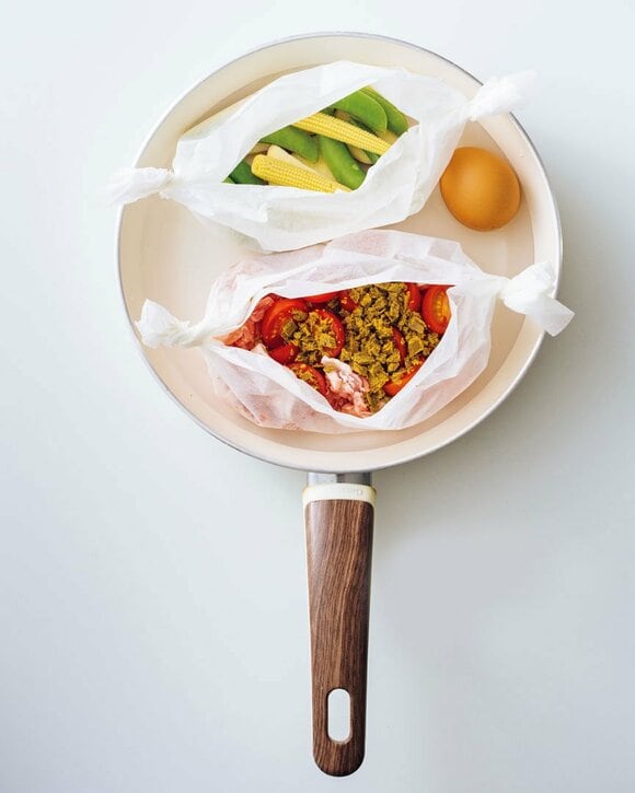 フライパンに卵など