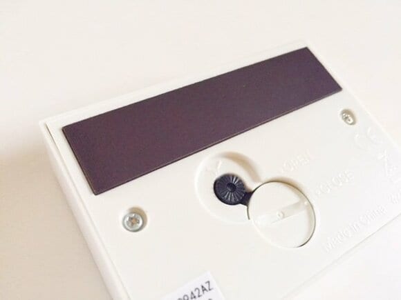 アルカリボタン電池（LR44）を1個使用