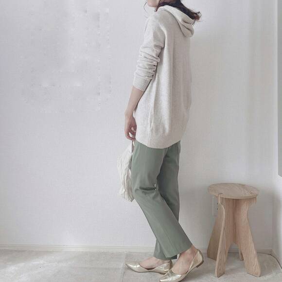 テーパードパンツと合わせたコーデ横