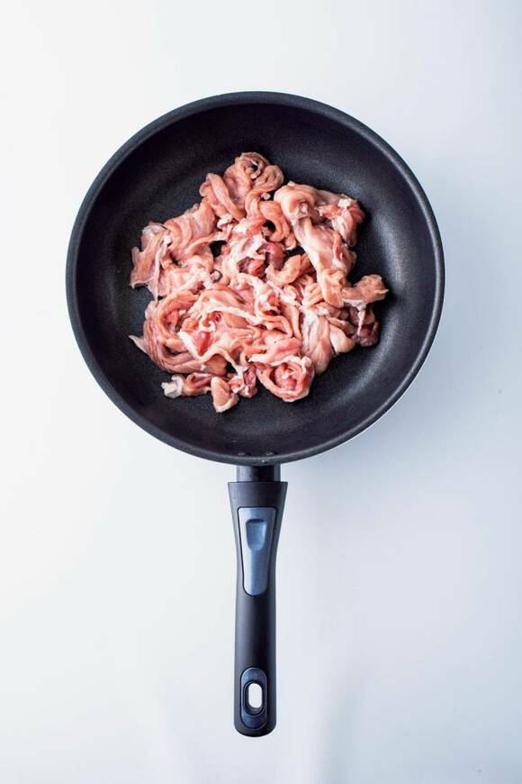 フライパンに豚肉