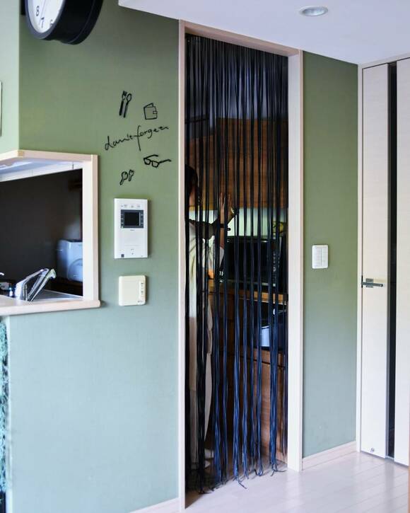 アクセサリー用の革ひもをつっぱり棒に巻きつけてのれんにした様子