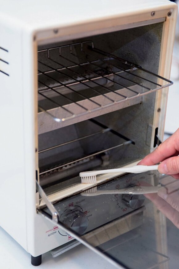 こびりつき汚れを古歯ブラシでこそぎ落とす