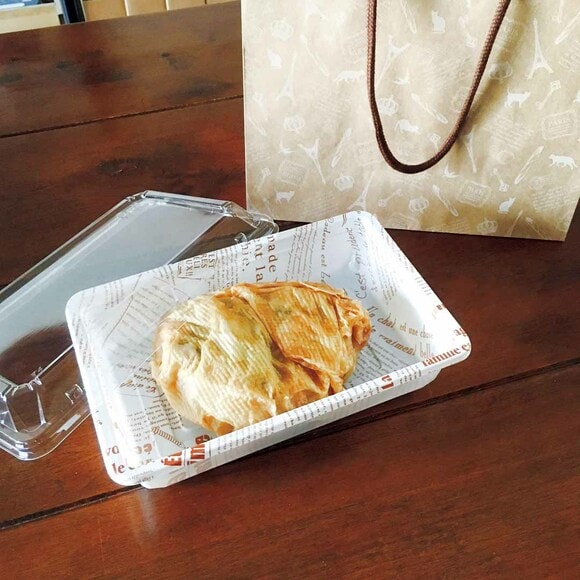 ペーパータオルで包んだまま、フタつきのプラスチック容器に入れて持っていきます