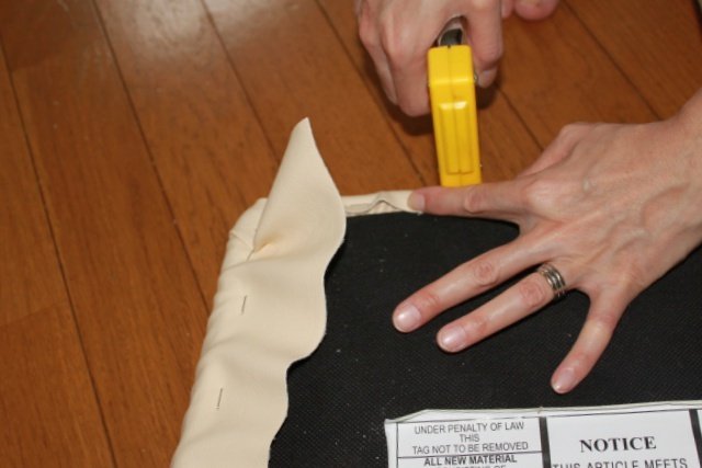 タッカーで座面の布を張り替え