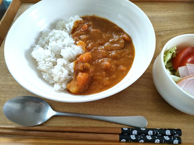 レトルトカレーとサラダで簡単な夕食に