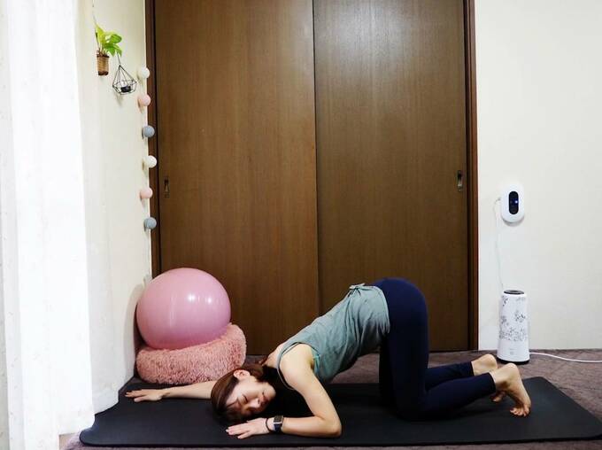 右のこめかみを床につけて、脇の下を大きく伸ばす