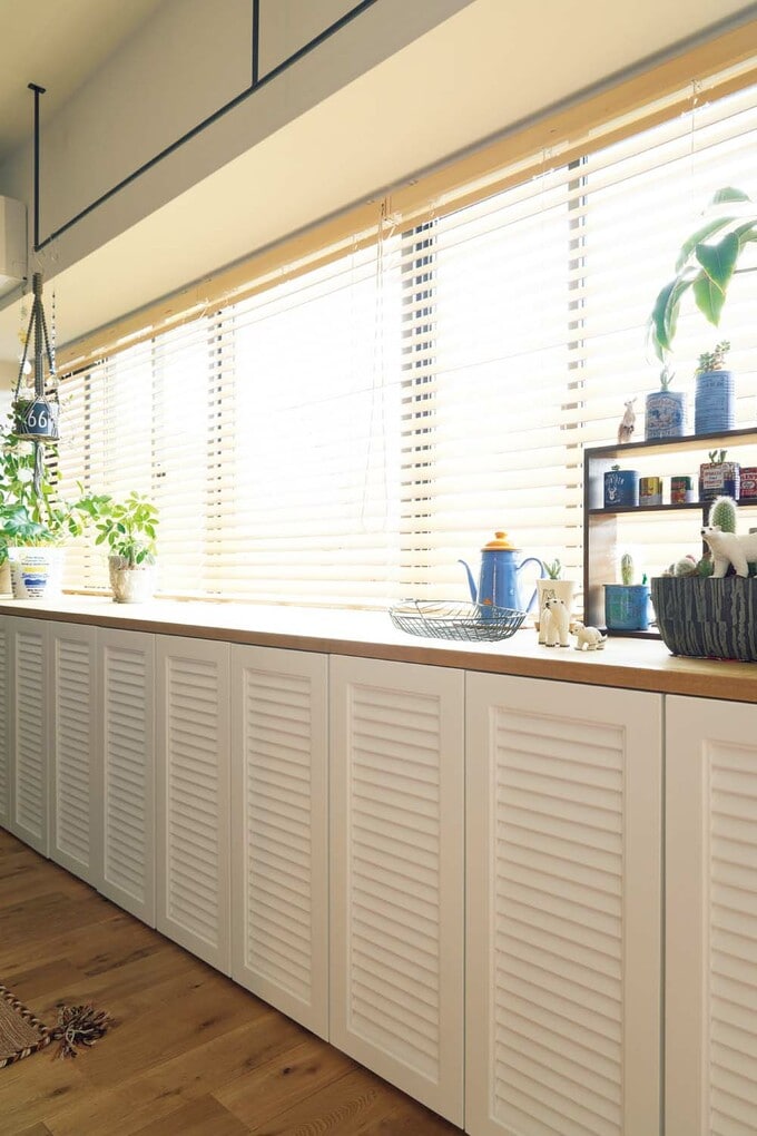 リビングの出窓下に造作した扉つき収納