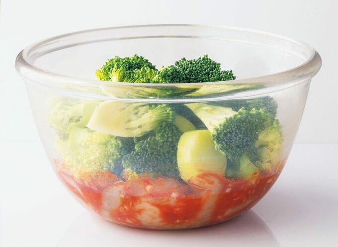 ボウルにブロッコリーなど