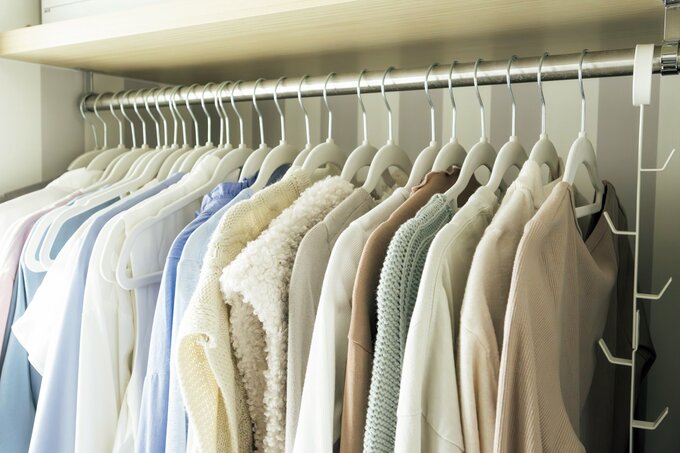 服がかかったクローゼット