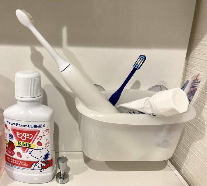 壁のケースに歯ブラシなど