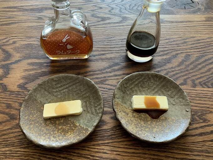 お皿の上のバターアイスに調味料