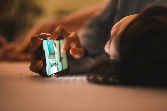 寝る前スマホのイメージ