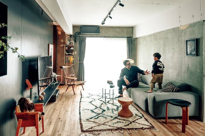 リビングで子どもとくつろぐ